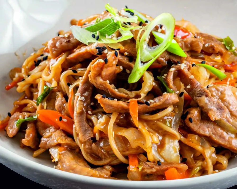 Noodles cu porc — tăiței chinezești din ou trași la wok, la Wok and Noodles Galați