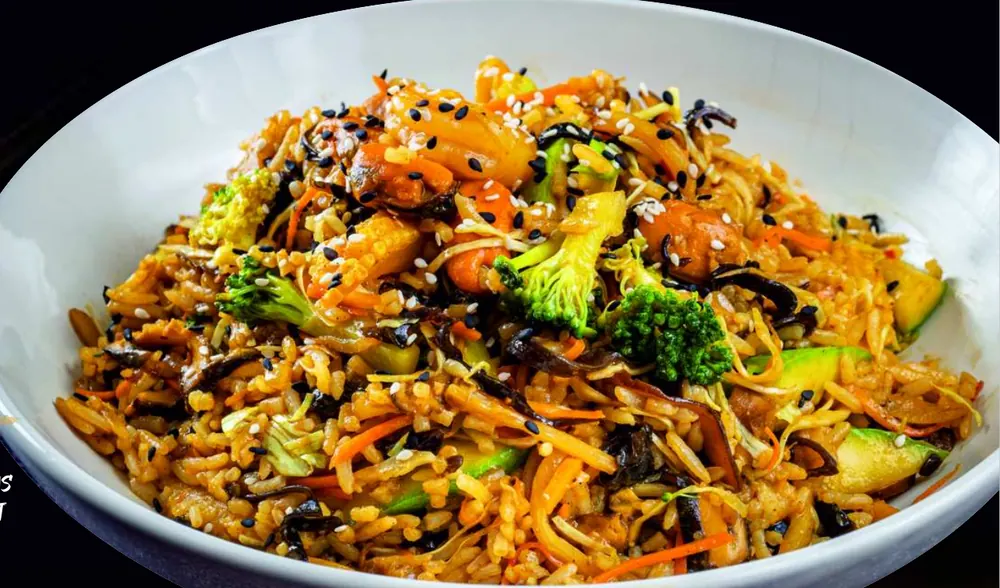 Orez prăjit cu fructe de mare, creveți, broccoli și legume, gătit la wok