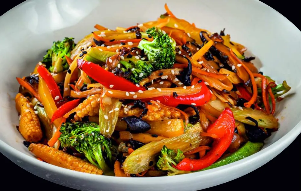 Salată caldă asiatică cu broccoli, ardei gras, morcov, dovlecel, baby corn și bambus